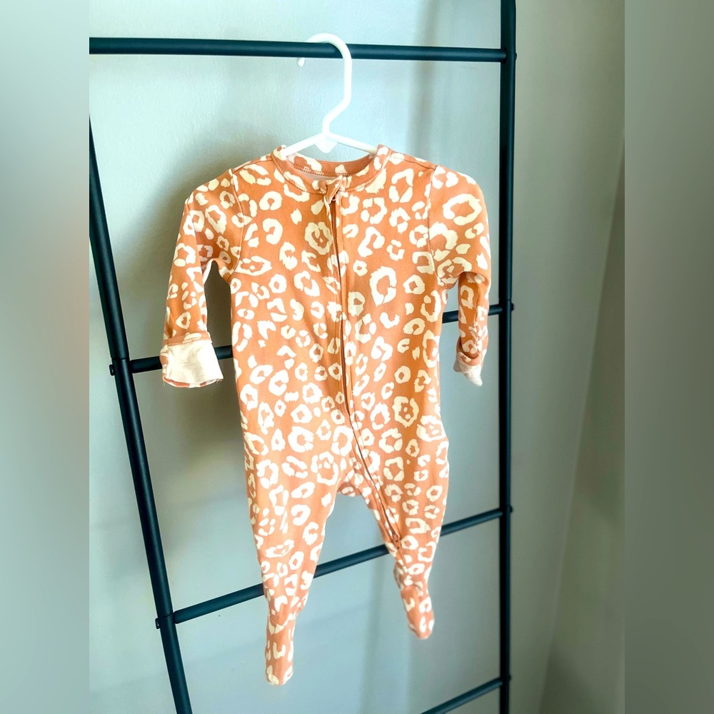OLD NAVY 2 Way Zipper Baby Girl Cheetah Print 6-9 Month Pajamas/Sleeper